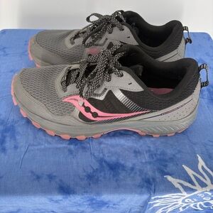 Saucony Women's Athletic Shoes in Gray and Pink. Women’s Size 9 wide